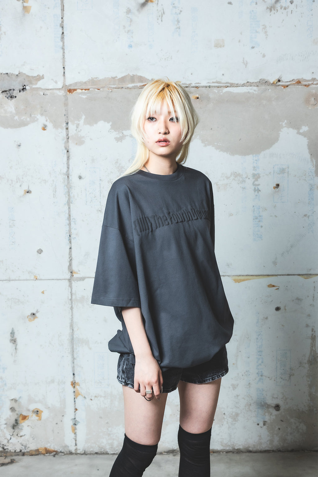 {IIII} ドローコードプリントTシャツ（スミクロ） | The Fourth Boundary
