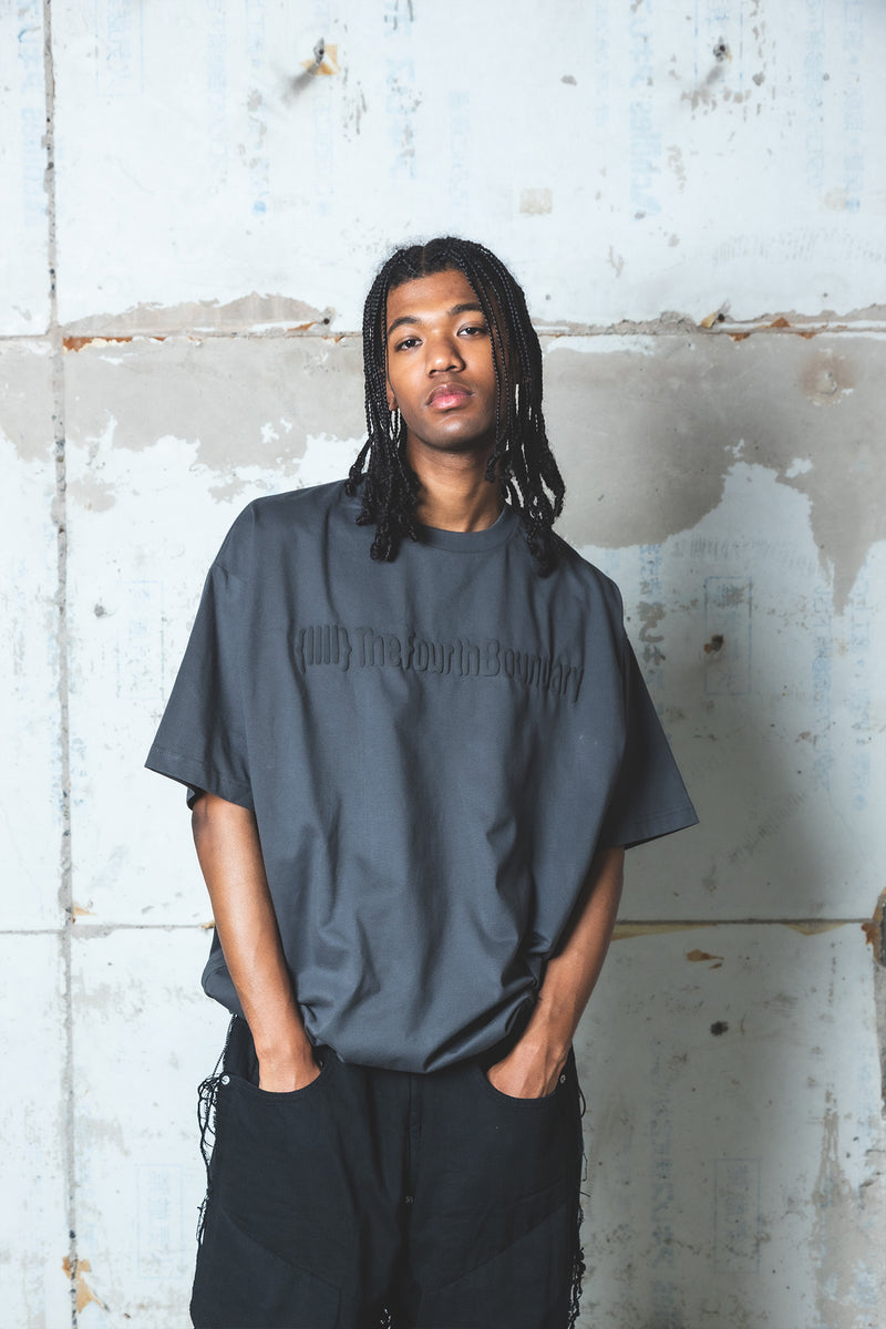 {IIII} ドローコードプリントTシャツ（スミクロ） | The Fourth Boundary