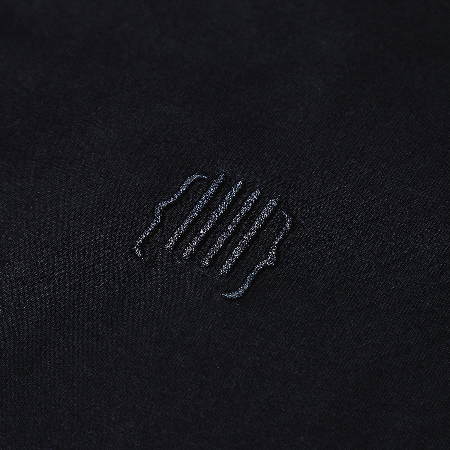 {IIII} 刺繍Tシャツ | The Fourth Boundary