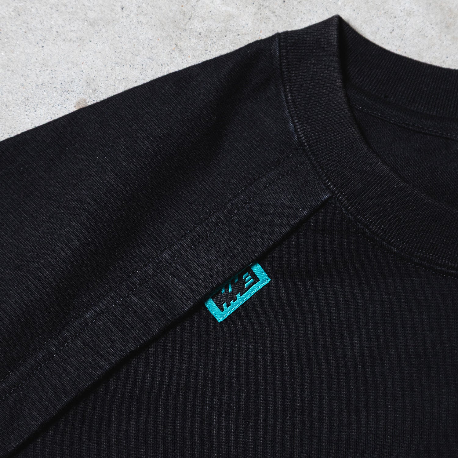 {IIII} 刺繍Tシャツ | The Fourth Boundary