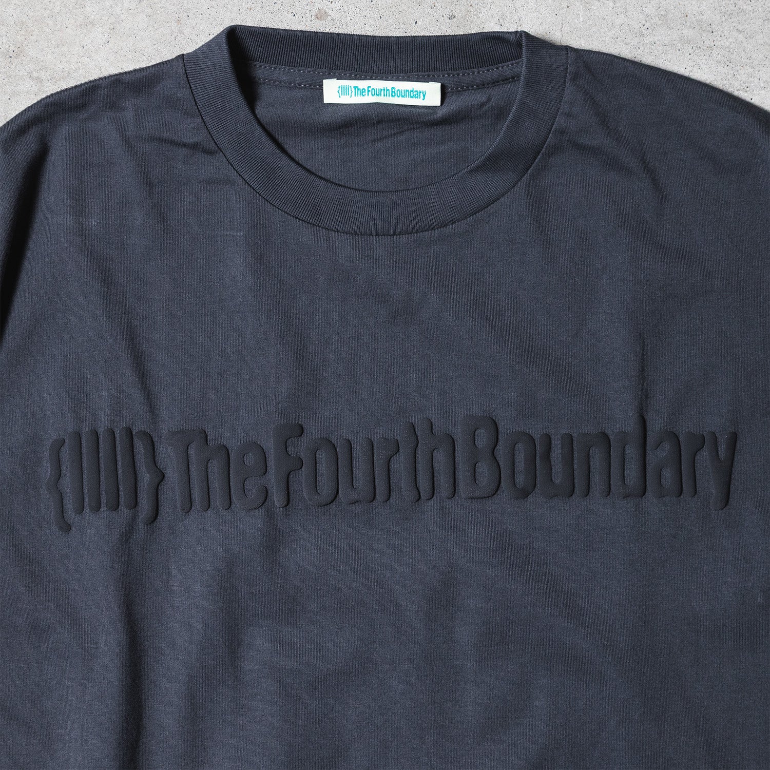 {IIII} ドローコードプリントTシャツ（スミクロ） | The Fourth Boundary