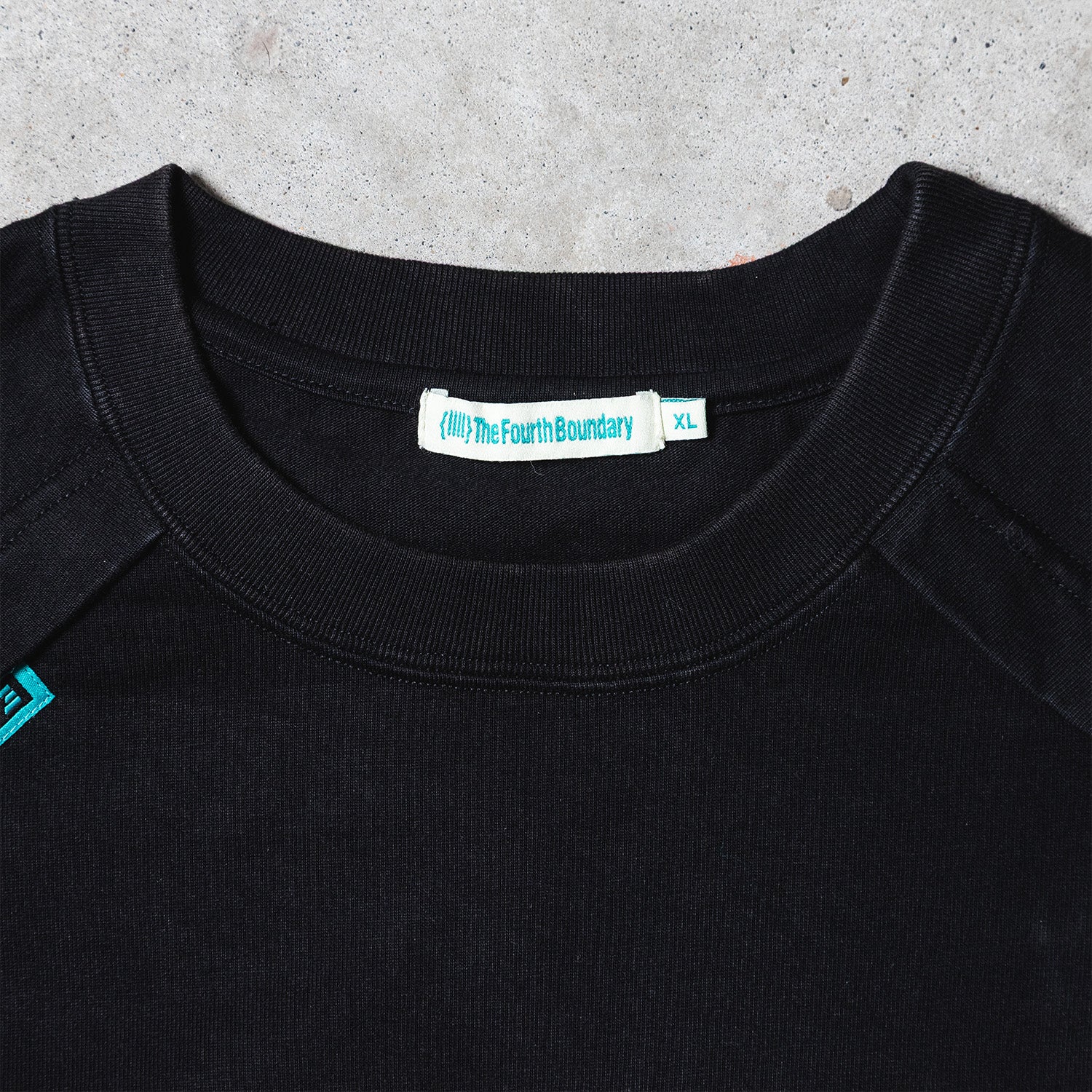 {IIII} 刺繍Tシャツ | The Fourth Boundary