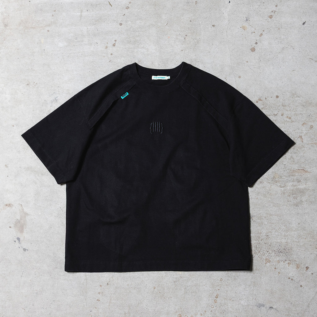{IIII} 刺繍Tシャツ | The Fourth Boundary