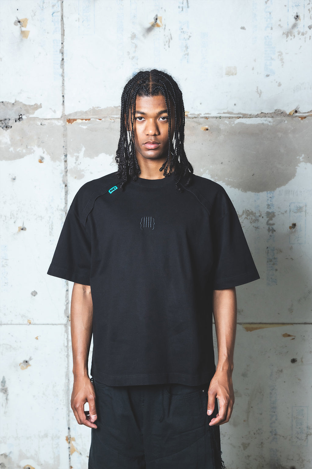 {IIII} 刺繍Tシャツ | The Fourth Boundary