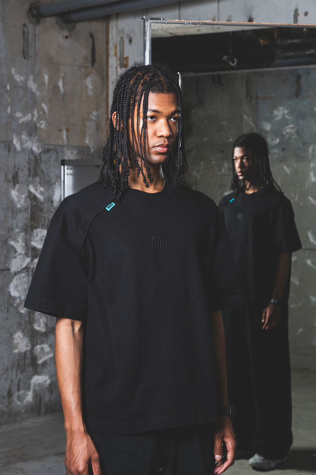 {IIII} 刺繍Tシャツ | The Fourth Boundary