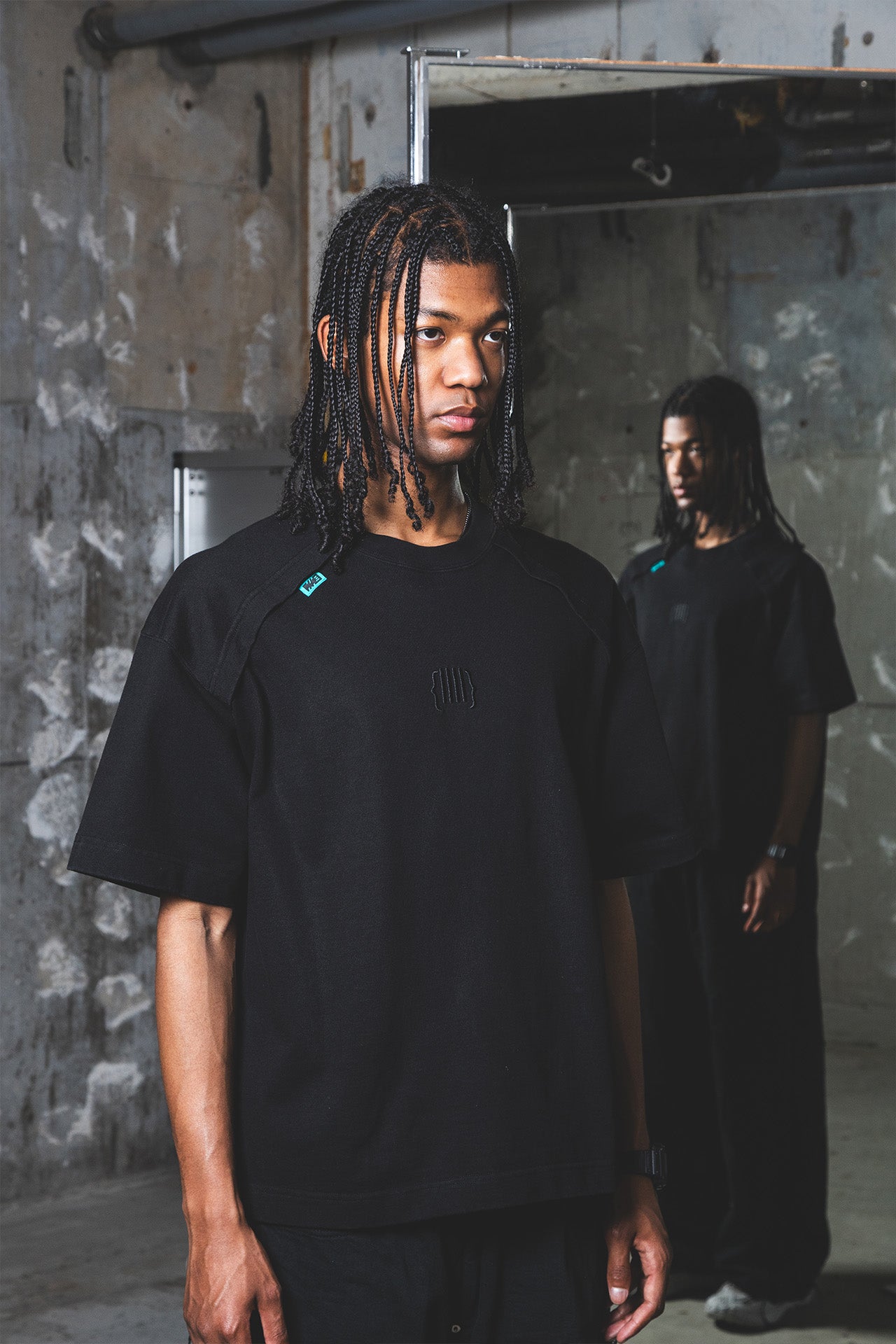 {IIII} 刺繍Tシャツ | The Fourth Boundary