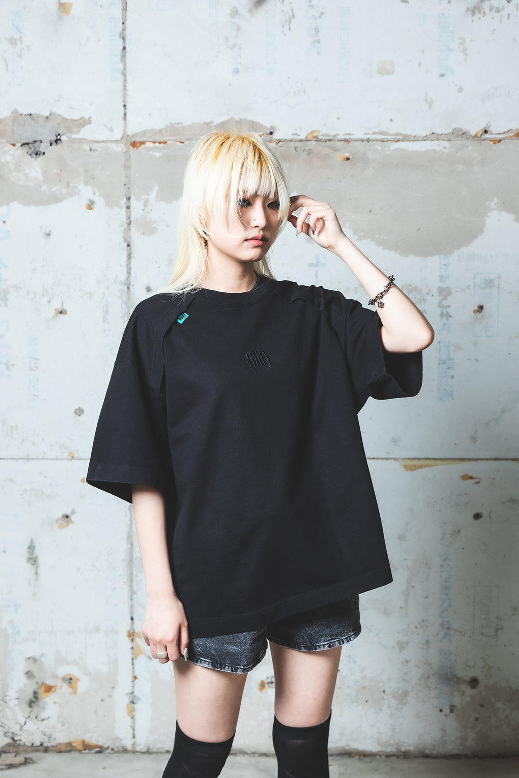 {IIII} 刺繍Tシャツ | The Fourth Boundary